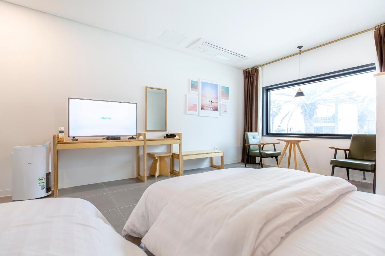 Lunamar Pension Jeju Exteriör bild