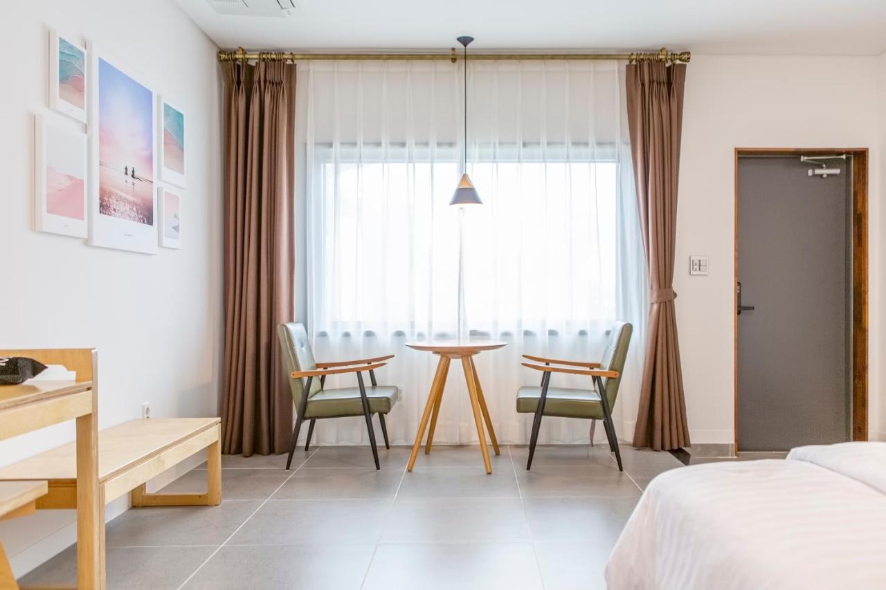 Lunamar Pension Jeju Exteriör bild