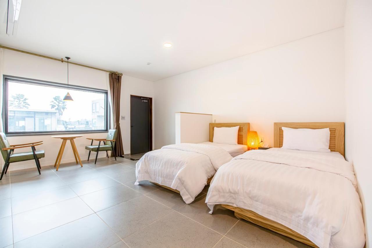 Lunamar Pension Jeju Exteriör bild