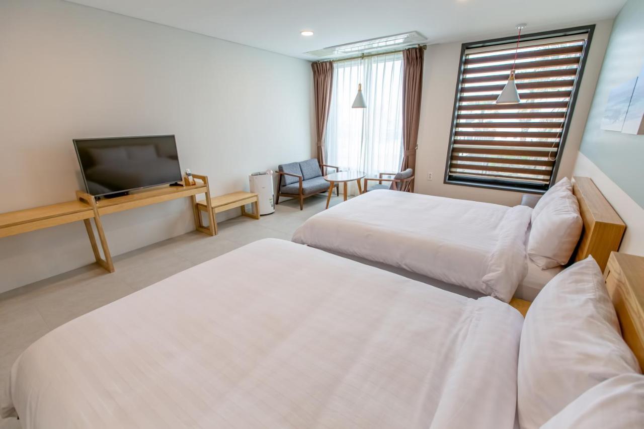 Lunamar Pension Jeju Exteriör bild