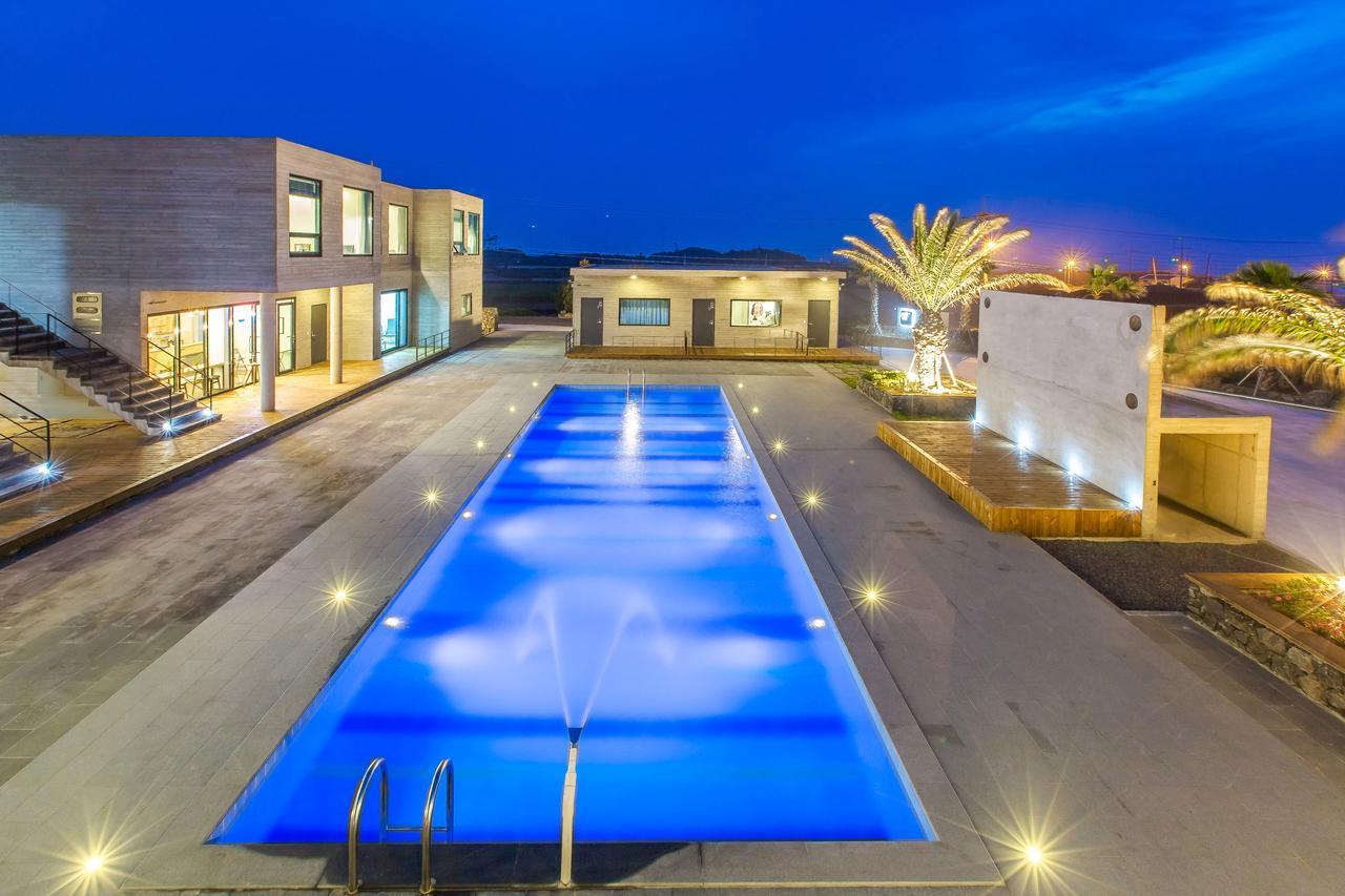 Lunamar Pension Jeju Exteriör bild